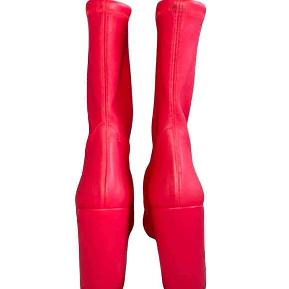 Authentic Stuart Weitzman heeled ankle boot with pointed toe in red leather. - Picture 4 of 8